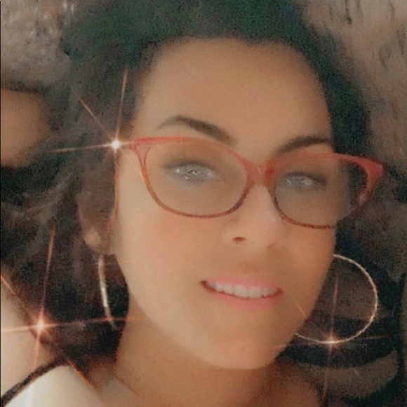 Meet your Posher, Monica - Picture 2 of 4